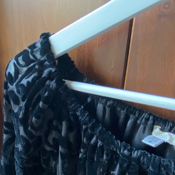 NWT Urban Outfitters Ecote Velvet Off-The-
Shoulder Mini Dress in Black (Size:S) - Picture 5 of 11